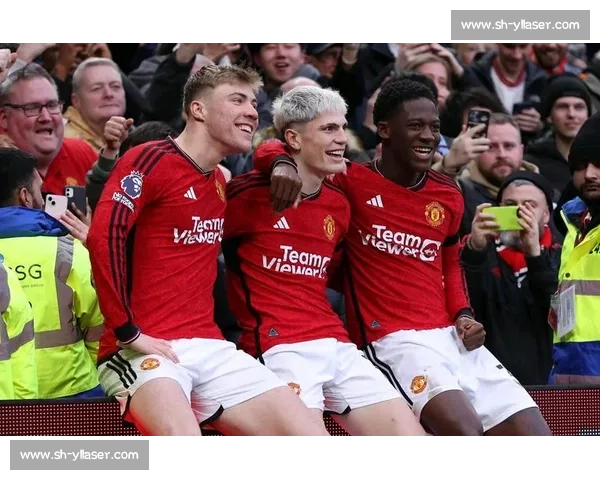 退场时喊出 “加油”！阿莫林的笑容里藏着曼联的温度